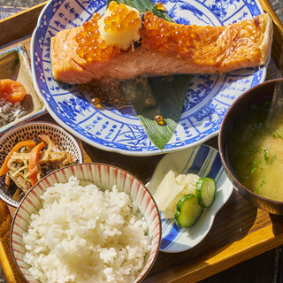 お酒とも相性抜群✨新潟コシヒカリ使用おむすびや、絶品一品料理