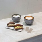 ツキノミチ - ほうじ茶ラテ、カフェラテ、フィナンシェサンド