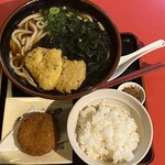 Sumaru Tei - 2023/11/14
                新爆盛四天王 鶏天ワカメW 500円
                ✳︎麺2玉、鶏天×2、ワカメW
                ✳︎白飯大盛&ちりめん付き
                メンチカツ JAF会員特典