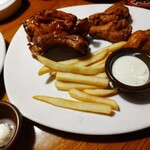 OUTBACK STEAKHOUSE - 左側がスペアリブ、右奥がチキンです。ポテトやお肉をチーズソースにつけるのもGood！美味しかったです。