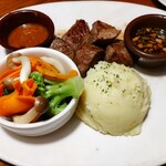 OUTBACK STEAKHOUSE - メインのステーキ♪2種類のソースが美味しかった！