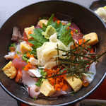 うみぼうず - 〔ランチ〕海鮮バラちらし（￥980）。いくらのぷちんぷちん感と、タコ吸盤の食感が楽しい丼だ