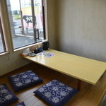 Ushiya - 小上がりの座卓