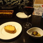 BUGreen - ① 仏産赤ワイン、お通しのバゲット、オリーブ
