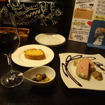 BUGreen - ① 自家製田舎風パテ、オリーブ、仏産赤ワイン、お通しのバゲット