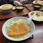 食事処 三平 - かつラーメンの塩（手前）とカツ丼（左奥）とチャーハン（右奥）とザンギ（右手前）