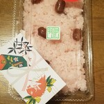 Fukudaya Honten - 赤飯。小豆じゃなくて甘くふっくらと炊いてある豆だった。なんの豆かわからないけど笑。胡麻塩は可愛いポチ袋に♪