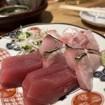 酒カネダ - お造り盛合せ¥1,100-（かつお、炙りサワラ、カンパチ）