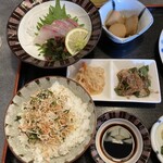 矢満登 - ぶりのお刺身　ふりかけご飯　里芋煮　切り干し大根煮　万願寺とうがらしの鰹節煮　漬物