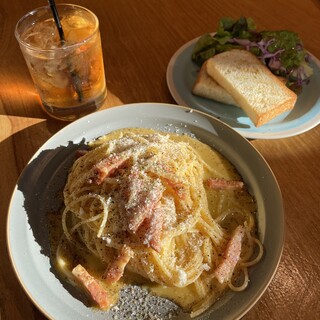 For lunch, the ``Today's Pasta Set'' that you can enjoy every day is highly recommended♪