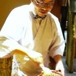 京味 もと井 - 土鍋で炊いたきの子ご飯の上に皮がパリパリで身のフンワリ感が素晴らしい うなぎを敷き詰めてあります。絶対に間違いのないやつですネ！ 見ただけで美味しさが伝わってきます。 いただくと、幸せ感じます！