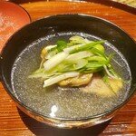 京味 もと井 - 鴨の治部煮です。鴨肉に加えて、牛蒡の中心部をくり抜いて鴨のすり身が入れられています。焼き豆腐、九条葱が使われています。表面に綺麗な脂が輝いています。