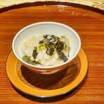 京味 もと井 - 先付 ： 鮑の酒蒸しに鮑の出汁の効いたもち麦餡がかれられています。大きくカットされた柔らかで美味しい鮑がいっぱい入っています。 すぐき（京都の漬物）、大徳寺納豆、山葵 が使われ 、ほんのりとごま油が香ります、上には焼きのりが振られています。