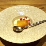 京味 もと井 - デザート ： 中にラフランスを巻いて揚げた熱々の春巻きの下には、リンゴヨーグルトのアイス。 熱々の春巻きとヒンヤリ冷たぁ～いアイスクリームの温度差がとてもナイスな食感です。 シナモンにザクロが散らしてあります。