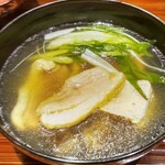 京味 もと井 - 鴨の治部煮です。鴨肉に加えて、牛蒡の中心部をくり抜いて鴨のすり身が入れられています。焼き豆腐、九条葱が使われています。表面に綺麗な脂が輝いています。