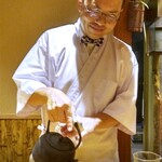 京味 もと井 - 抹茶を点てる大将。