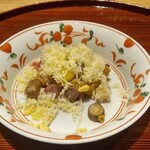 京味 もと井 - 焼物 ： 三州牛ヒレ肉の炭火焼に舞茸味噌田楽、銀杏、むかご、蓮根、ゆり根、松の実があしらわれ、その上いっぱいに栗の実が削ってあります。 ビジュアル最高オ～！ です。
