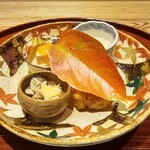 京味 もと井 - 八寸 ： ① あん肝、柿のペーストかけ。 ② 牡蠣のオイル煮、レモンと玉葱のペースト。 ③ 菊芋のすり流し。 ④ ビーツと梨の酢漬け。 ⑤ 日本海 能登のゲンゲ（深海魚）の唐揚げは、コラーゲンがタップリで 脂分が美味しくて、くちの中で蕩けます。 もみじの絵柄の器でお料理が提供され、真っ赤に紅葉した柿の葉が綺麗に飾られています。