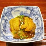 京味 もと井 - お造り ： 平目の刺身とエンガワに おろしポン酢餡がかけられ、その上にはタップリの雲丹がのせられ、松の実、浅月が散らしてあります。 ウゥ～ン、美味ァ～イ！
