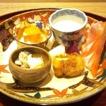 京味 もと井 - 八寸 ： ① あん肝、柿のペーストかけ。 ② 牡蠣のオイル煮、レモンと玉葱のペースト。 ③ 菊芋のすり流し。 ④ ビーツと梨の酢漬け。 ⑤ 日本海 能登のゲンゲ（深海魚）の唐揚げは、コラーゲンがタップリで 脂分が美味しくて、くちの中で蕩けます。 もみじの絵柄の器でお料理が提供され、真っ赤に紅葉した柿の葉が綺麗に飾られています。