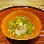 京味 もと井 - 温物 ： 三重県答志島のトロ鰆の酒蒸しの上に、玉蕪と干し貝柱・根三つ葉餡がかけられ、おろし生姜が添えられています。