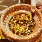 京味 もと井 - 土鍋で炊いたきの子ご飯の上に皮がパリパリで身のフンワリ感が素晴らしい うなぎを敷き詰めてあります。絶対に間違いのないやつですネ！ 見ただけで美味しさが伝わってきます。 いただくと、幸せ感じます！