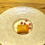 京味 もと井 - デザート ： 中にラフランスを巻いて揚げた熱々の春巻きの下には、リンゴヨーグルトのアイス。 熱々の春巻きとヒンヤリ冷たぁ～いアイスクリームの温度差がとてもナイスな食感です。 シナモンにザクロが散らしてあります。