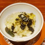 京味 もと井 - 先付 ： 鮑の酒蒸しに鮑の出汁の効いたもち麦餡がかれられています。大きくカットされた柔らかで美味しい鮑がいっぱい入っています。 すぐき（京都の漬物）、大徳寺納豆、山葵 が使われ 、ほんのりとごま油が香ります、上には焼きのりが振られています。