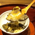 京味 もと井 - 先付 ： 鮑の酒蒸しに鮑の出汁の効いたもち麦餡がかれられています。大きくカットされた柔らかで美味しい鮑がいっぱい入っています。 すぐき（京都の漬物）、大徳寺納豆、山葵 が使われ 、ほんのりとごま油が香ります、上には焼きのりが振られています。