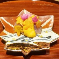 京味 もと井 - お造り ： 千葉県の「極」タグの付いた金目鯛を藁焼きにしてあり、香ばしい香りがカウンター越しに流れてきます。 上には黄味酢がかけられ、人参、紅芯大根で造られたモミジの形の吹き寄せを散らしてあります。紅葉の風景を見ているようですネ！