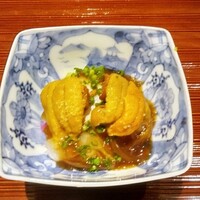 京味 もと井 - お造り ： 平目の刺身とエンガワに おろしポン酢餡がかけられ、その上にはタップリの雲丹がのせられ、松の実、浅月が散らしてあります。 ウゥ～ン、美味ァ～イ！