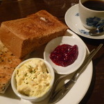 黒ゴマトーストと黒糖トーストのモーニング(炭焼きブレンドを頼んで400円)