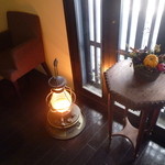 店内はアンティークな飾りで良い雰囲気