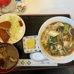 サンロッジ - 本日のランチ(¥550)
中華飯・コロッケ・味噌汁
