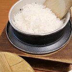 かごの屋 - 定食のごはん大盛りにしたら羽釜で出てきました…お茶碗2膳ぐらいです♪