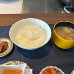 Lago - 続いてご飯と香の物と味噌汁の出来上がりです。
       
      味噌汁はイカと大根とワカメの味噌汁でした。