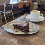 カフェ クロモリ - 料理写真:ガトーショコラとカフェラテ