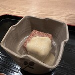 茜坂大沼 - ❶先付け
      胡桃の揚げ豆腐、白味噌