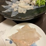 海人 - 岩塩の上にとらふぐの刺身をのっけて頂きます。絶品♡