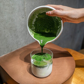 目の前で注ぐ八女抹茶を使用した抹茶ラテは絶品です。