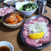 Yakiniku Dokoro Takumiya - 牛タン（ねぎあり）+ キムチ + ハーフチョレギサラダ