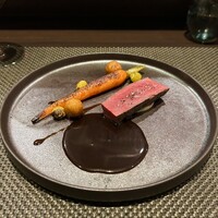 レストラン ラ・フロレゾン・ドゥ・タケウチ - 北海道白糠産蝦夷鹿を低温ローストし炭火焼きに
                      季節野菜と根セロリのピューレ
                      ソースポワブラード