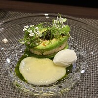 レストラン ラ・フロレゾン・ドゥ・タケウチ - 完熟アボカドとズワイ蟹のアンサンブル
                    ライムとカルダモンの香るヨーグルトのソルベ
                    シードルヴィネガーのソースとキャビアを添えて