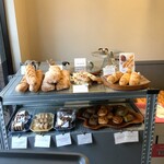 Bakery contrast - 料理 パン棚小の全体