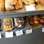 Bakery contrast - 料理 パン棚小の下段アップ