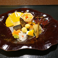 京料理 熊魚菴 たん熊北店 横浜ホテルニューグランド店 - 中央に銀杏と公孫樹松葉さし