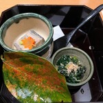 おきがる日本料理 よはく - お通し(胡麻豆腐、ほうれん草おひたし)