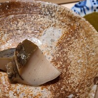 くるますし - ⑤煮黒鮑(愛媛県二神島産、雌、6時間煮、水&酒を未使用)、黒鮑の肝ソース添え
                    水・酒等を加えず6時間蒸した黒鮑は弾力を残した軟らかさ豊かな磯の香りと旨みがあり、肝(卵巣)ソースで更に香りとコクが加わる