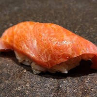 くるますし - ⑬本鮪大トロ(青森県大間産、278kg、石司、8日熟成)
                    複雑にサシが入っており、艶々とした脂が今にも溶けだしそう
                    人肌よりも温かめのシャリが、脂を活性化させ、旨みに華やかさと奥行きを与えています 