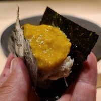 くるますし - ⑭渡り蟹(愛媛県新居浜産、雄)の磯辺敷き、渡り蟹味噌載せ
                      産卵は春～夏、雄蟹の旬は夏～秋
                      とても臭みが出易い渡り蟹ですが処置は完璧
                      蟹味噌を載せて濃厚さを凝縮した様な味わい
                      旨みとコクが強烈です 